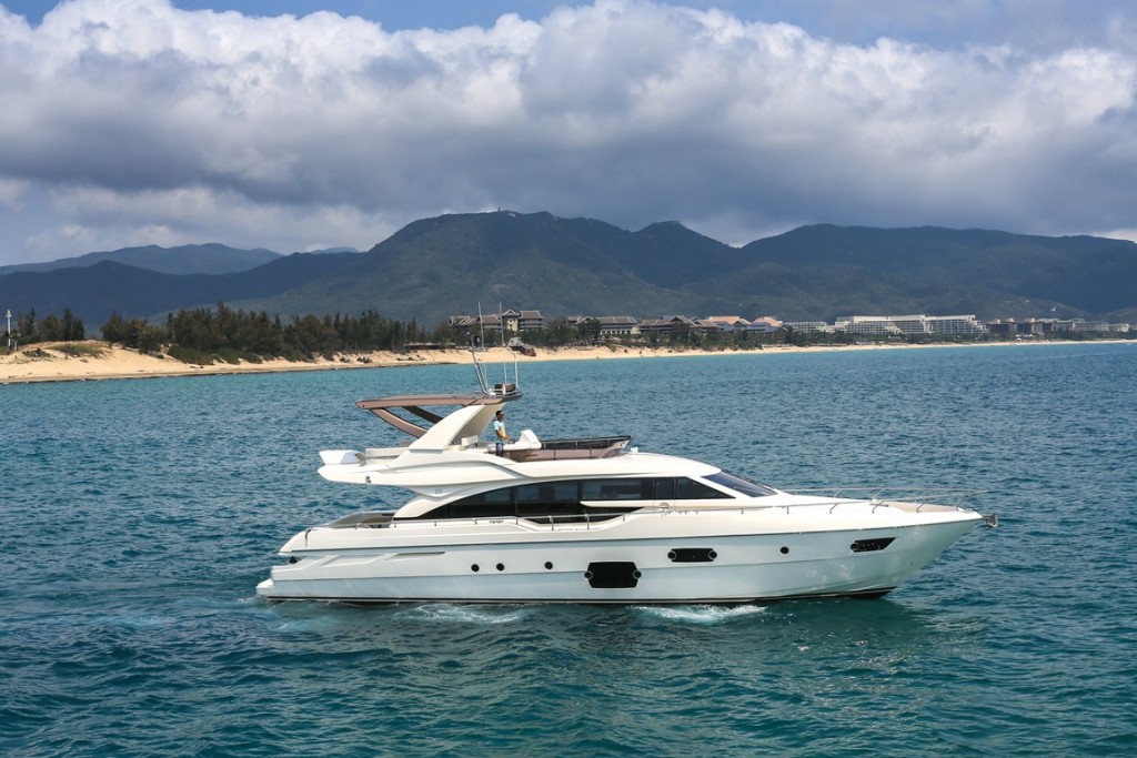 Ferretti 690